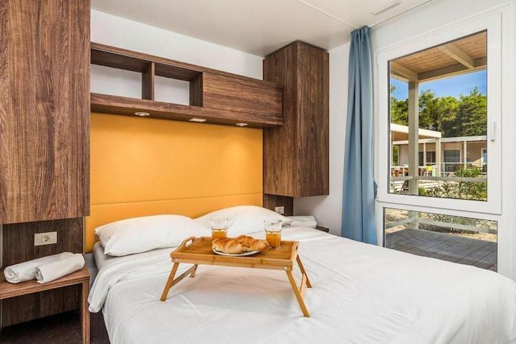 Mobile Home Mediteran Superior By The Pool In Caravan Park Strasko, Novalja Exterior foto