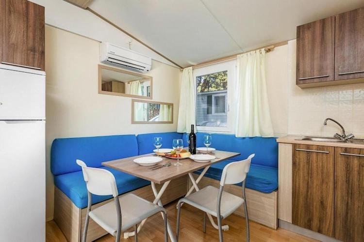 Mobile Home Mediteran Superior By The Pool In Caravan Park Strasko, Novalja Exterior foto